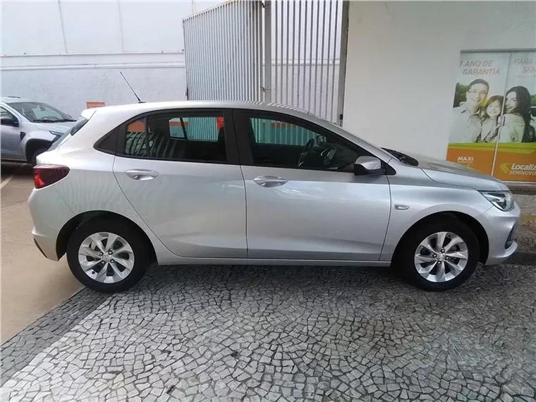 Chevrolet Onix Prata 7