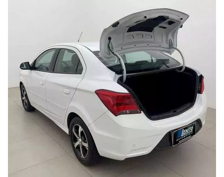 Chevrolet Prisma Branco 11