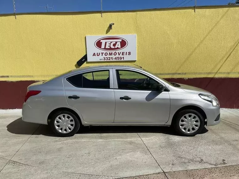 Nissan Versa Prata 5