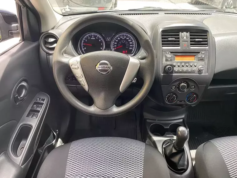 Nissan Versa Preto 6