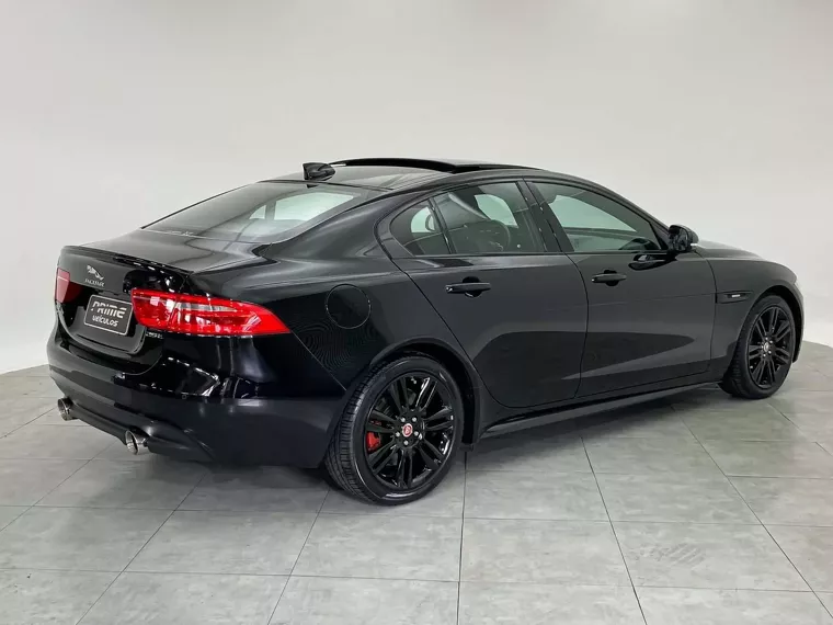 Jaguar XE Preto 3