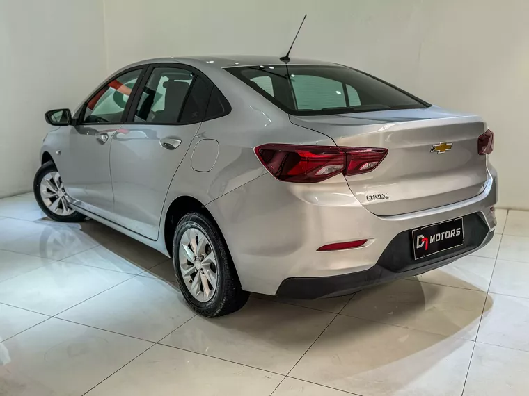 Chevrolet Onix Prata 8