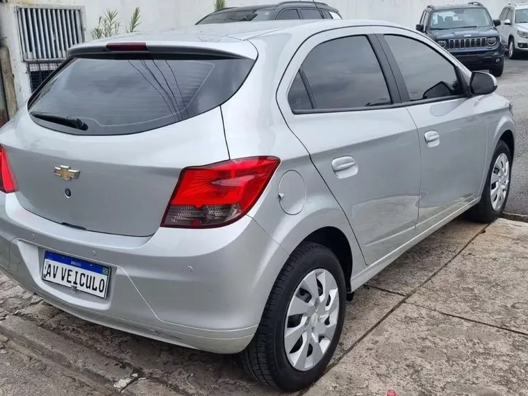 Chevrolet Onix Prata 5