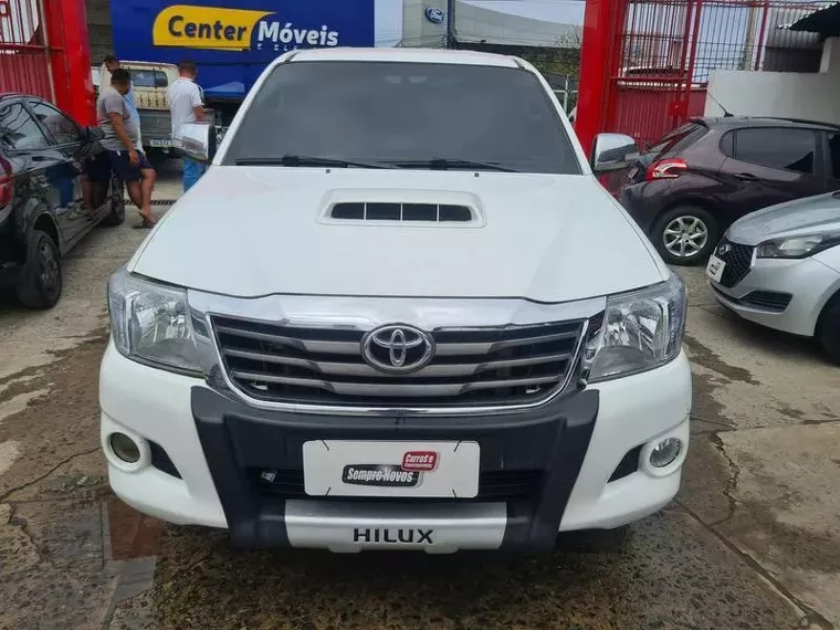 Toyota Hilux Branco 11