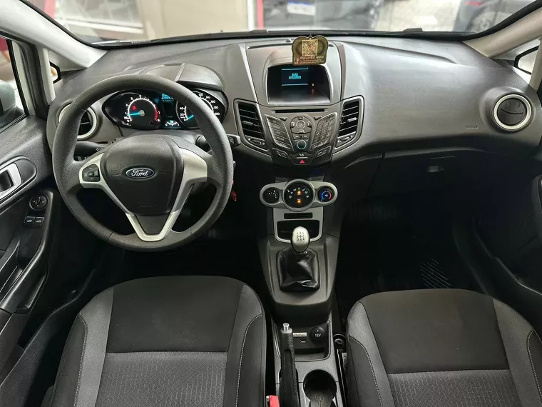 Ford Fiesta Prata 13