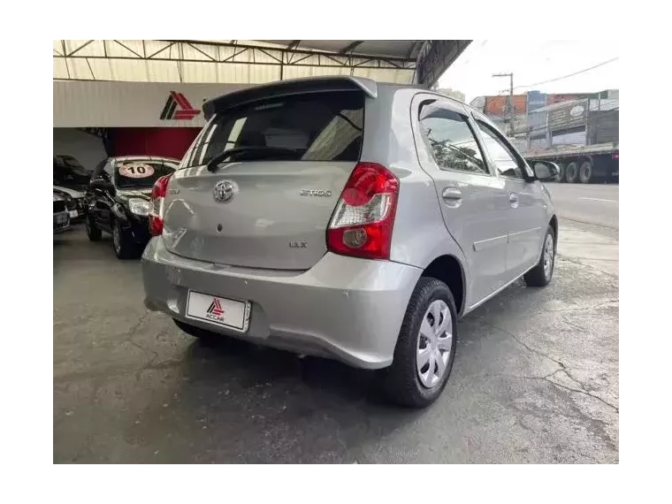 Toyota Etios Prata 3