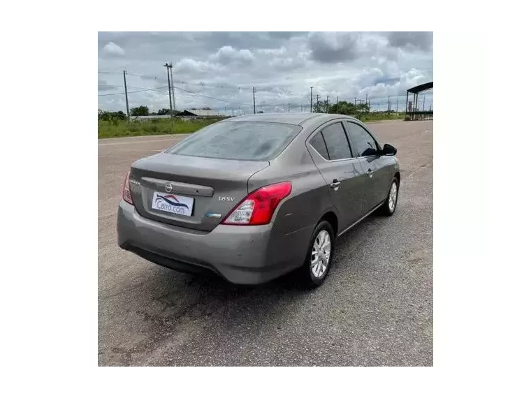 Nissan Versa Cinza 3