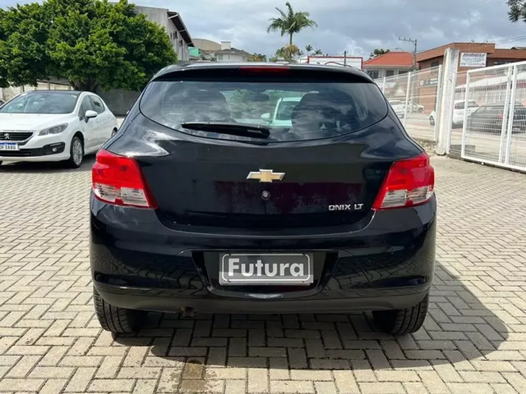 Chevrolet Onix Preto 18