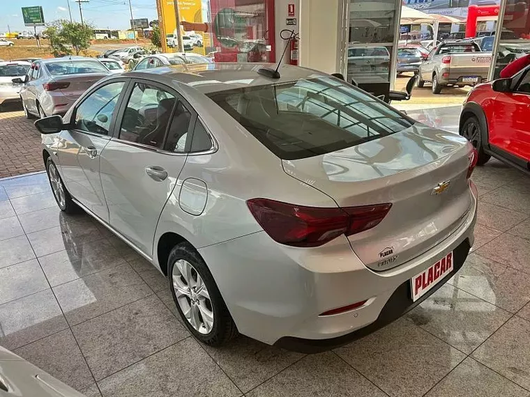 Chevrolet Onix Prata 1