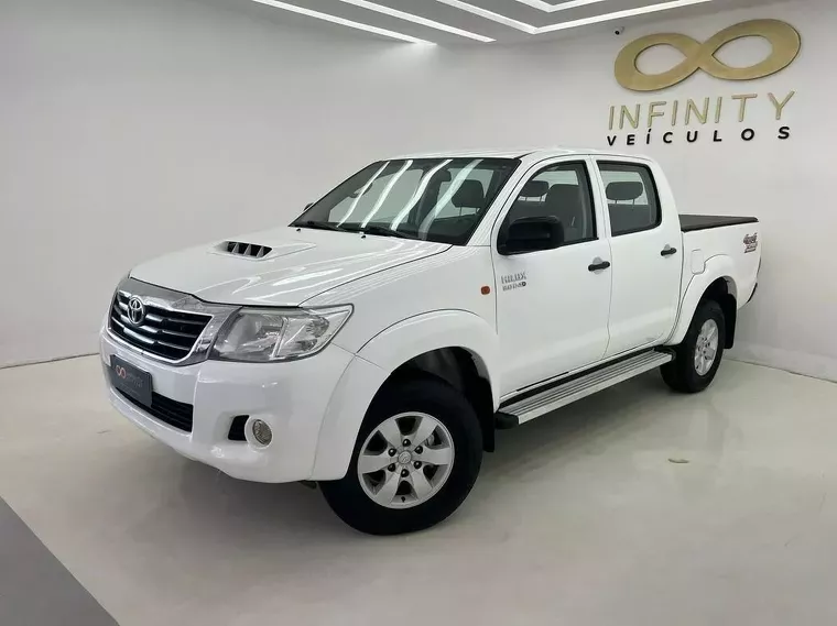 Toyota Hilux Branco 13