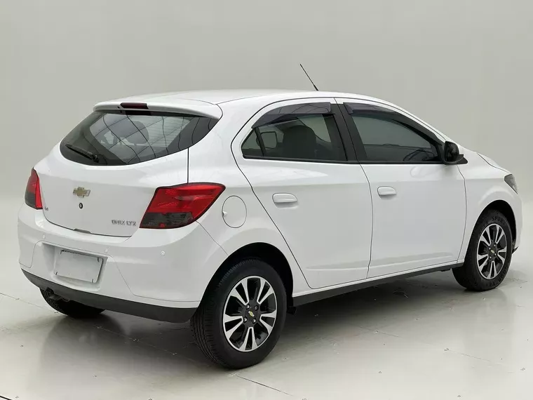 Chevrolet Onix Branco 14