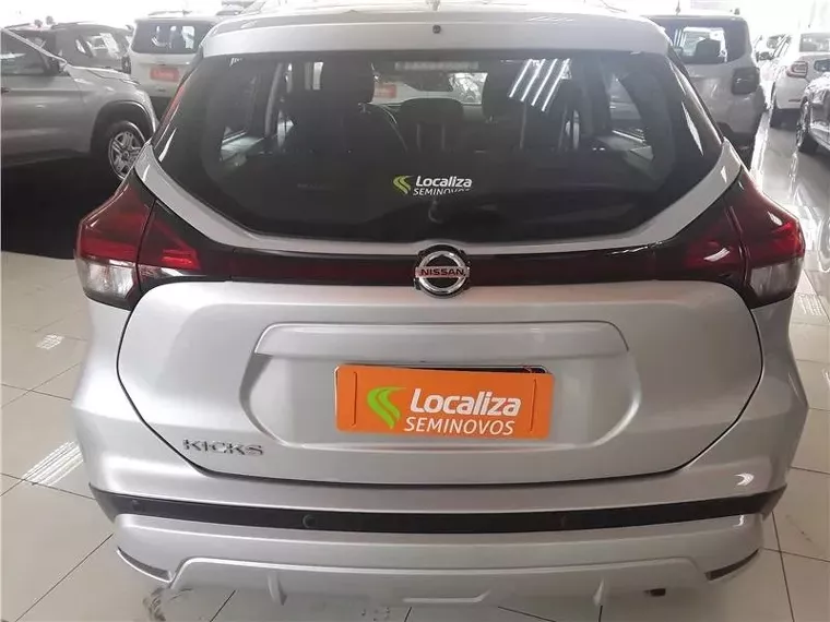 Nissan Kicks Prata 5