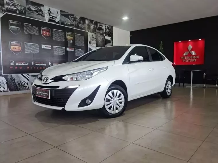 Toyota Yaris Branco 12