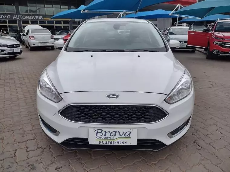 Ford Focus Branco 17