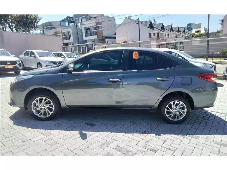 Toyota Yaris Cinza 1