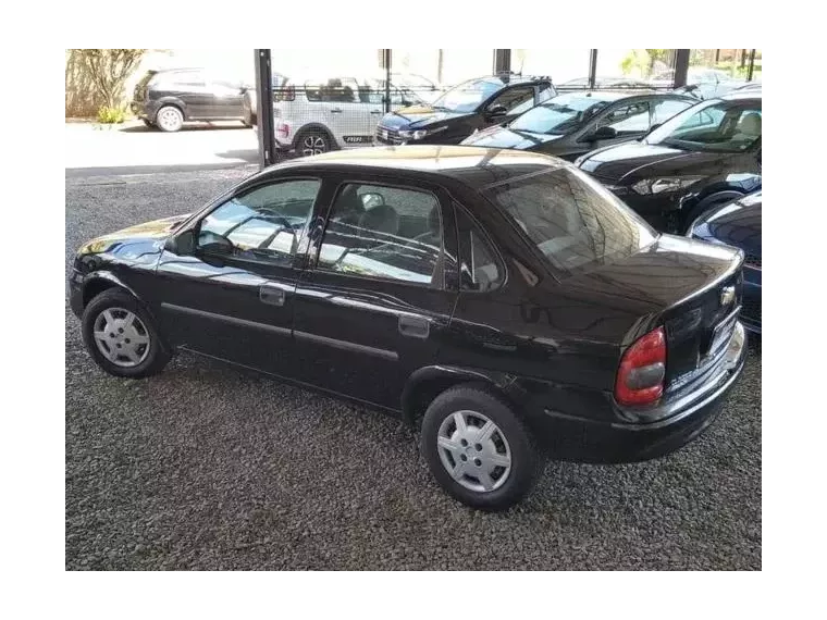 Chevrolet Classic Preto 4