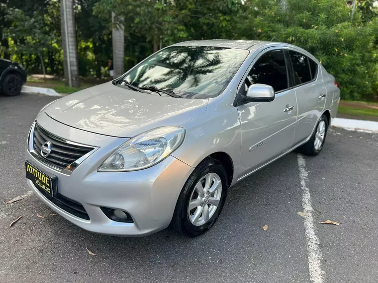 Nissan Versa Prata 6