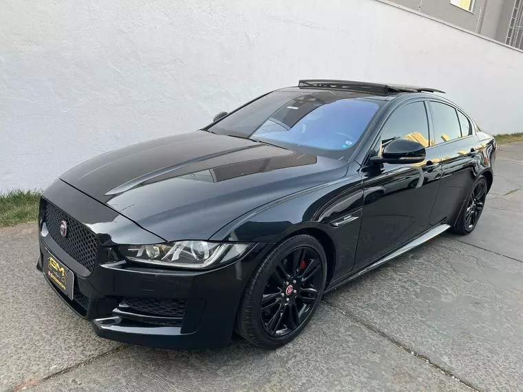 Jaguar XE Preto 3