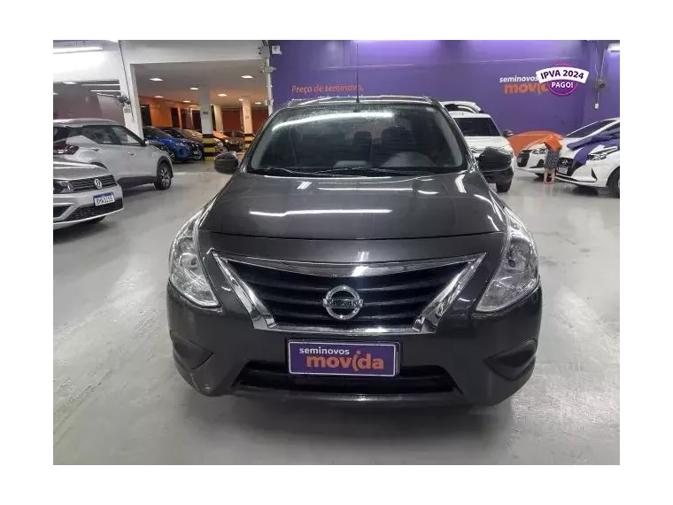 Nissan Versa Cinza 1