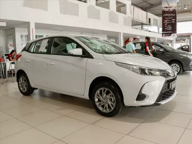 Toyota Yaris Branco 3