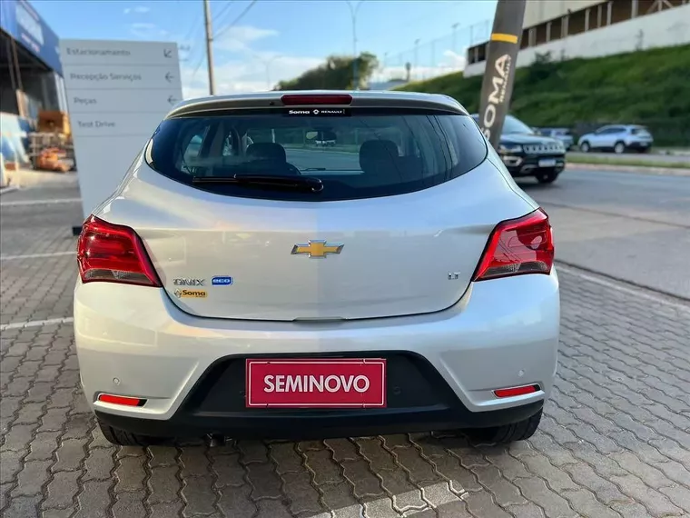 Chevrolet Onix Prata 5