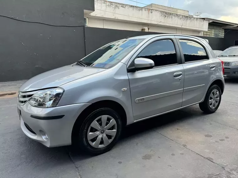 Toyota Etios Prata 13