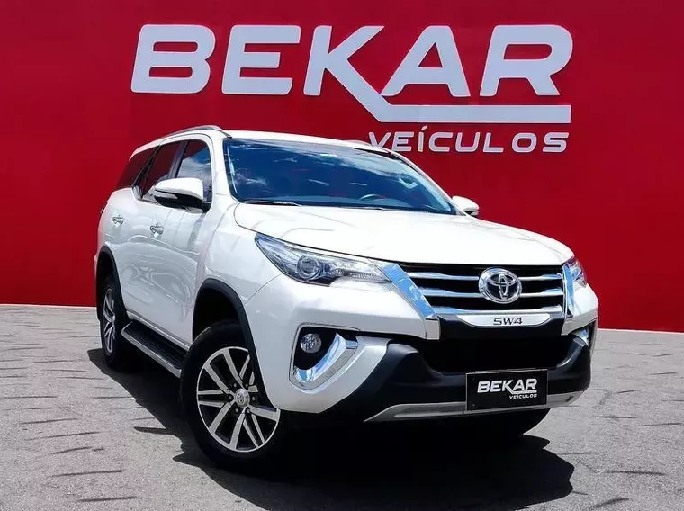 Toyota Hilux Branco 16