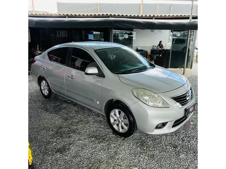 Nissan Versa Prata 9