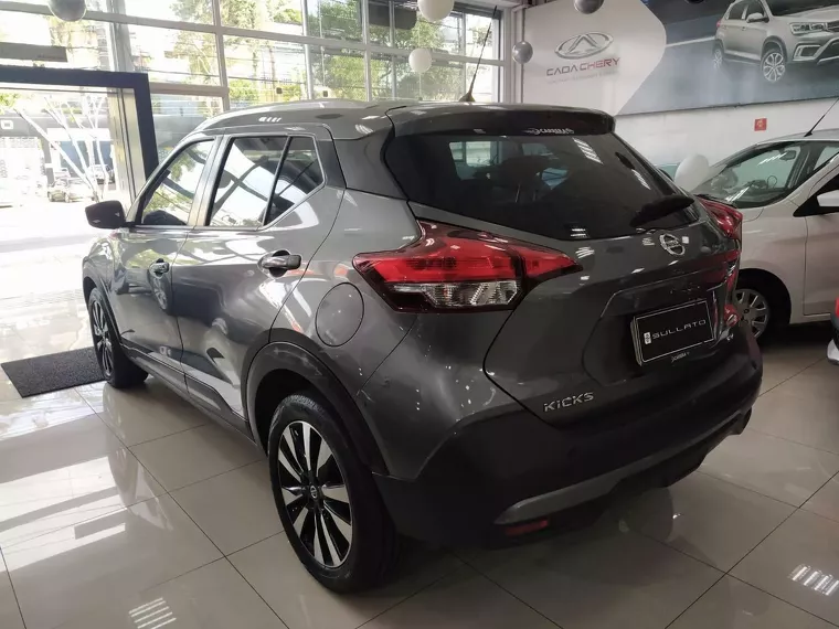 Nissan Kicks Cinza 2