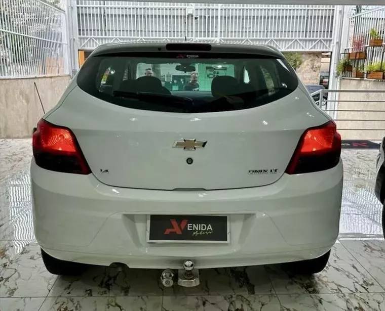 Chevrolet Onix Branco 4