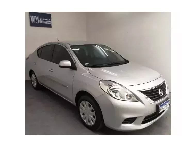 Nissan Versa Prata 7