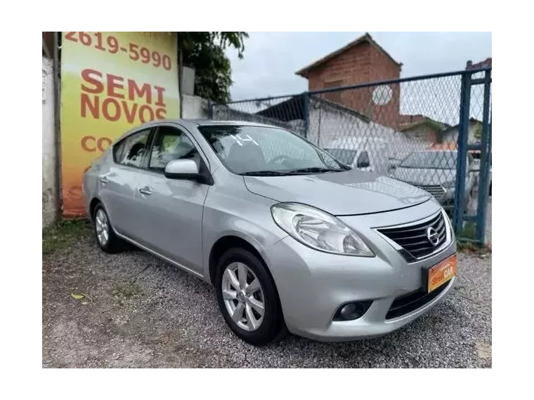 Nissan Versa Prata 6