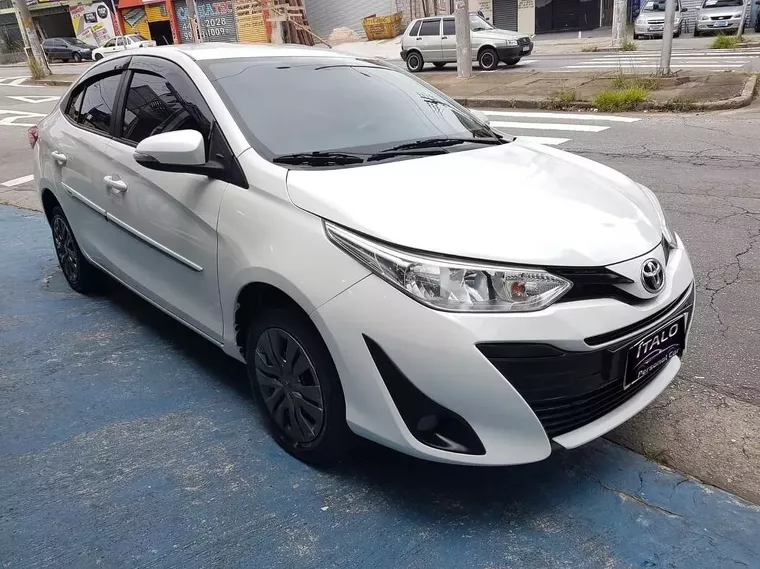 Toyota Yaris Prata 6