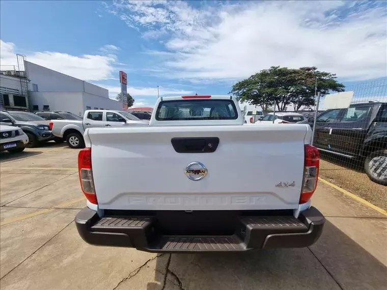 Nissan Frontier Branco 10