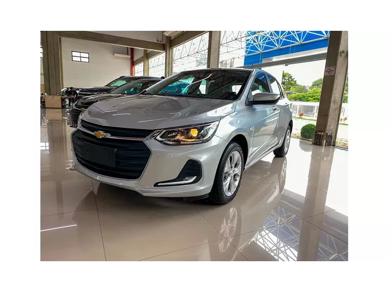 Chevrolet Onix Prata 6