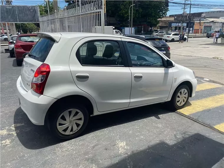 Toyota Etios Branco 1