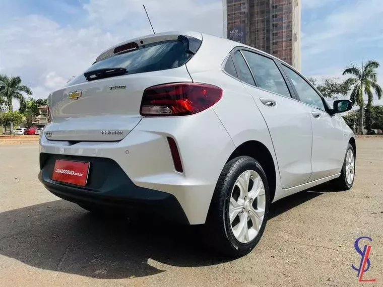 Chevrolet Onix Prata 5