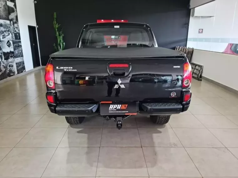 Mitsubishi L200 Triton Preto 17