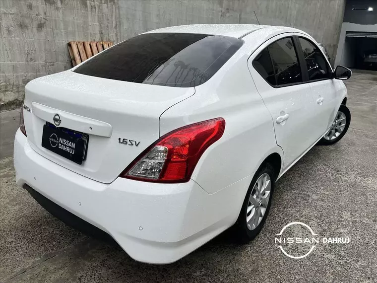 Nissan Versa Branco 10