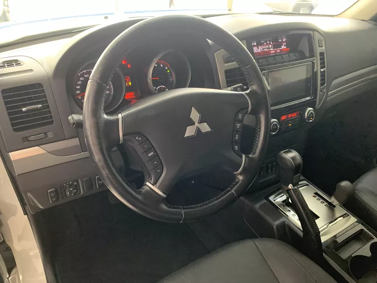 Mitsubishi Pajero Branco 1