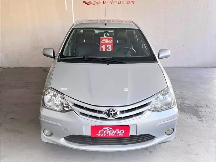 Toyota Etios Prata 8