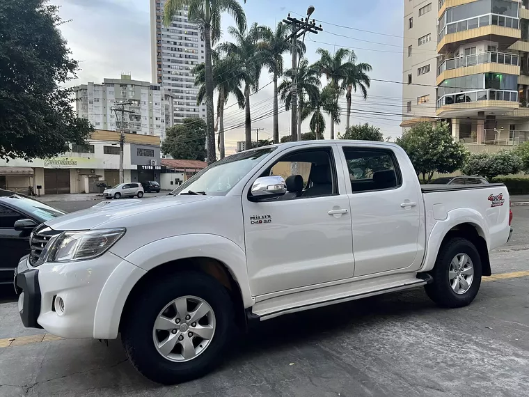 Toyota Hilux Branco 11