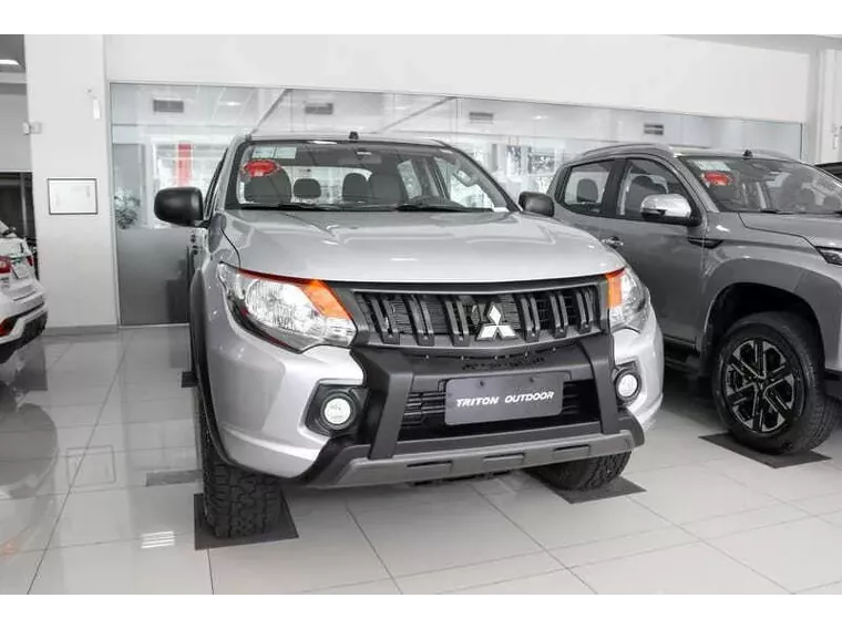 Mitsubishi L200 Triton Prata 6