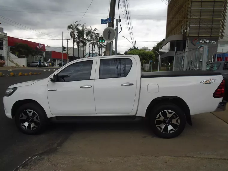 Toyota Hilux Branco 11