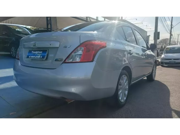 Nissan Versa Prata 4