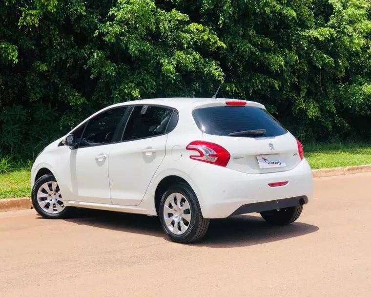 Peugeot 208 Branco 9