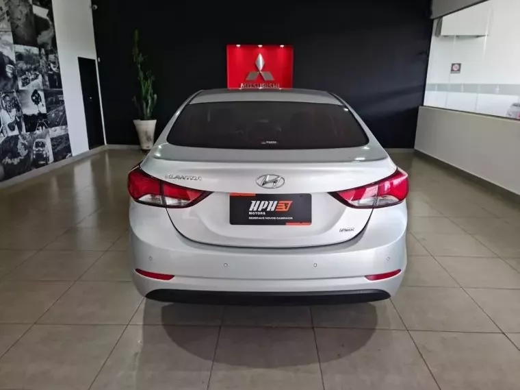 Hyundai Elantra Prata 17