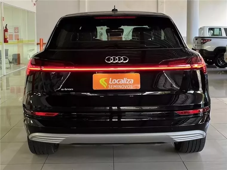 Audi E-tron Preto 2