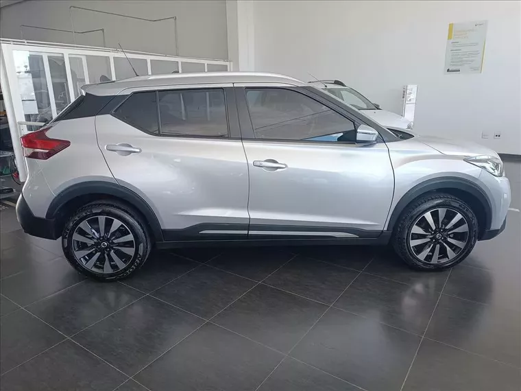 Nissan Kicks Prata 10