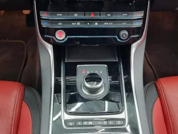 Jaguar XE Branco 12